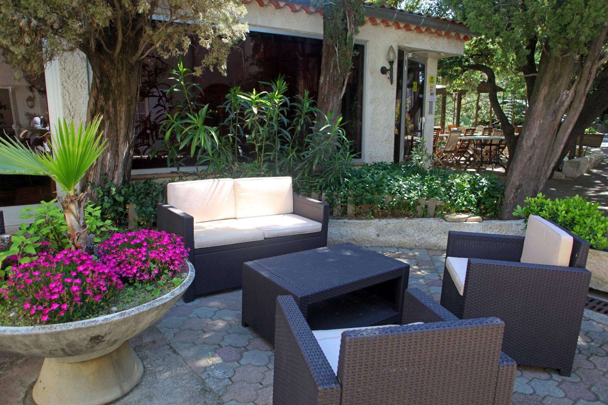 Le Petit Manoir Logis Hotell Les Angles  Exteriör bild